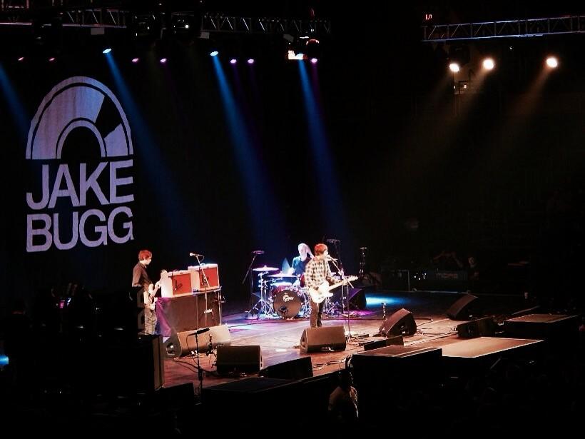 Tammy_Sherrill's tweet photo. Last night 🙌 #turnbluetour #theblackkeys #JakeBugg @JakeBugg @theblackkeys @patrickcarney @GinaMarie__ http://t.co/bc9z1KjXVf