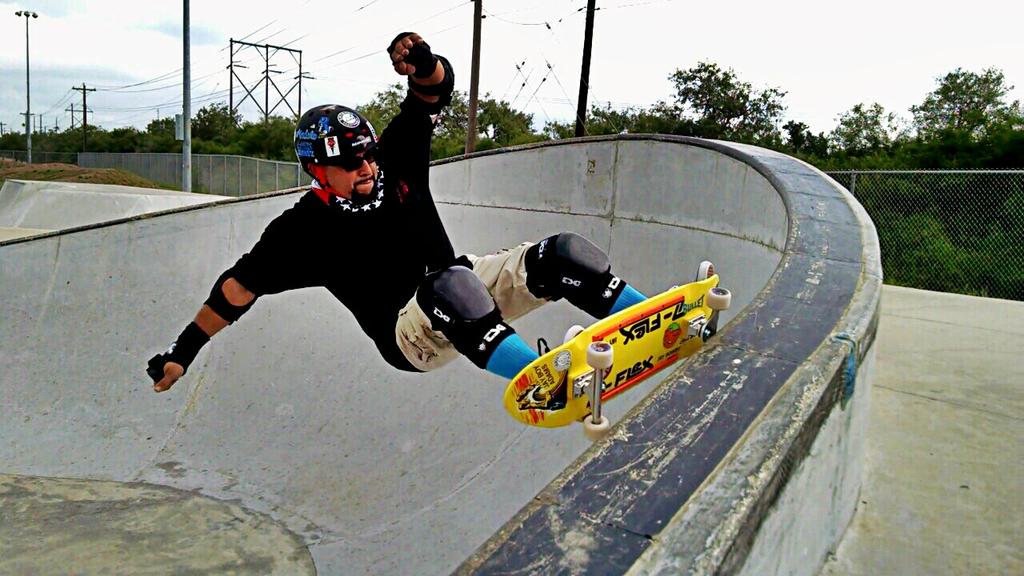 Txrzel17's tweet photo. "@rmarie717: Glad the rain stayed away, good day for #backsideair & #frontsidegrind #skatelife 💞 http://t.co/QTGuorPebv"