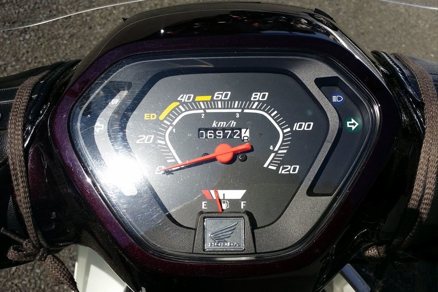 ウェビック バイク選び Pa Twitter タイ仕様のスーパーカブ110のスピードメーターは160キロ表示でシフトインジケーター付き ベトナム仕様のスーパードリーム110のスピードメーターは1キロ表示でトップギアインジケーター付き バイクトリビア Http T Co 4hajisxbjr