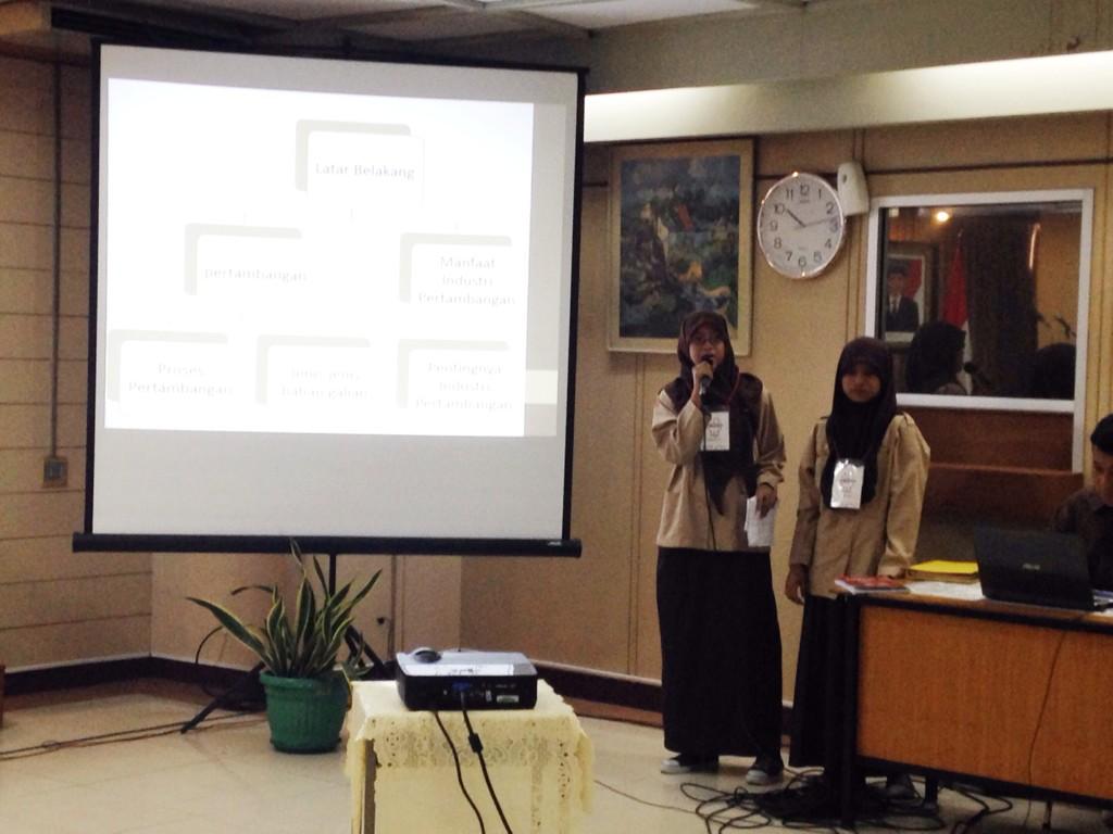 MiningWeek_2014's tweet photo. Presentasi ke 4 dari Dina Rahma Sari dan Rani Rahmawati, SMAN 93 Jakarta ;) #SPC #MiningWeek2014 http://t.co/6aTiv4ST4x