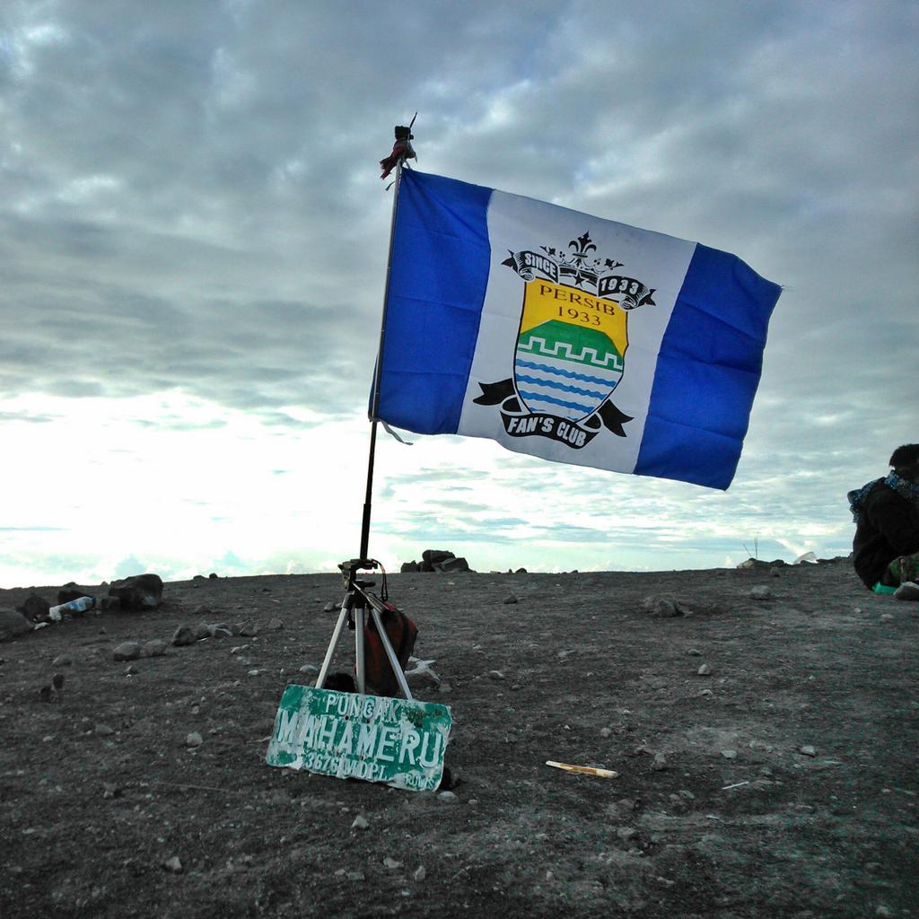 ufiesalendro's tweet photo. "Mun #PersibJuara rek ngibarkeun bandera Persib di #PuncakMahameru".  Ayeuna tos kalaksana.  @ridwankamil @infobdg http://t.co/xesqj37QJE