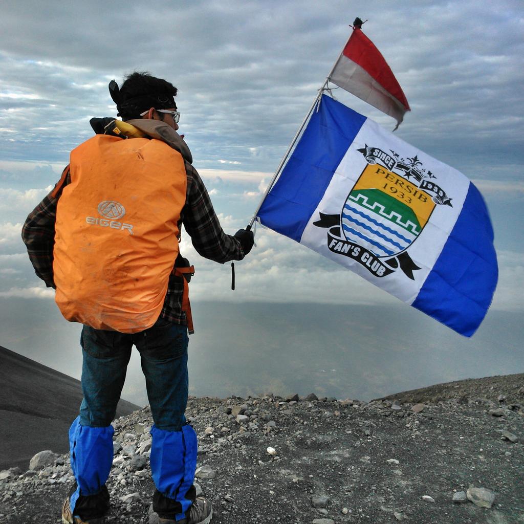 'Mun #PersibJuara rek ngibarkeun bandera Persib di #PuncakMahameru'.  Ayeuna tos kalaksana.  @ridwankamil @infobdg