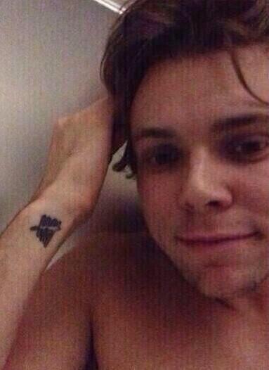 Hey babes, I'm Ashton Fletcher Irwin, I go to a university and I mostly party. 
Rt?