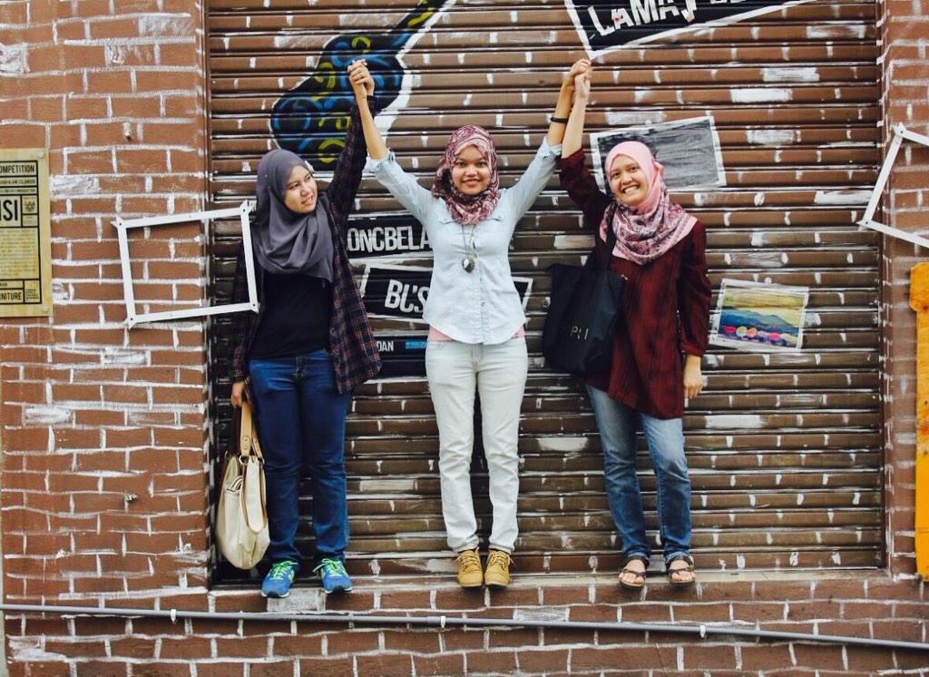 Vixiooj21's tweet photo. #LDRians #MeetingLDR #LDRF #StreetArt #RomantaikVsRomantik #LDRStory with @aimizatulntasya and @rinayiin #muahbanyak http://t.co/L0PgxtbpkO