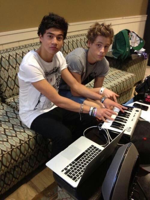 Goodnight guys. Thank you for everything today :) 

Me and Lukey for you ☀️