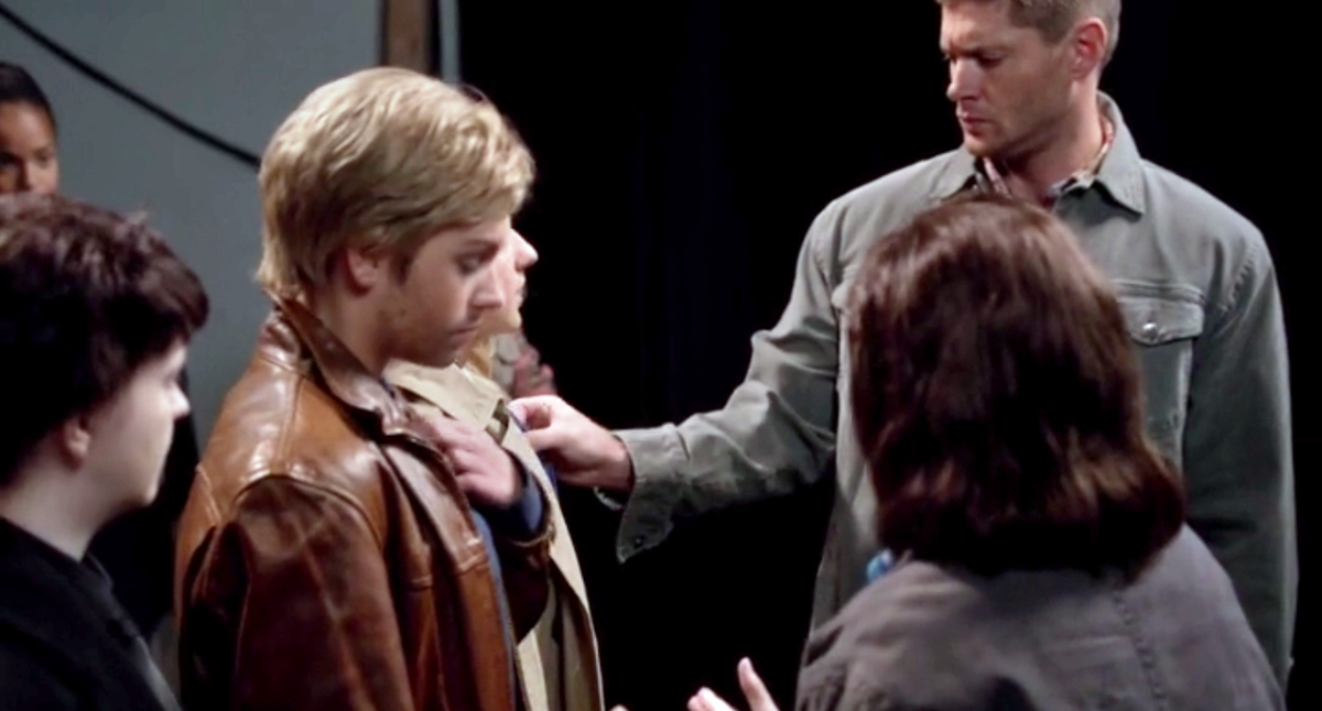 IlariaLegittimo's tweet photo. #DeanWinchester adjusting #Castiel actress' tie (⊙‿⊙✿) #Desitel, #Supernatural200thEpisode. https://t.co/uggCpvZKRq http://t.co/2EDA9i2BSG
