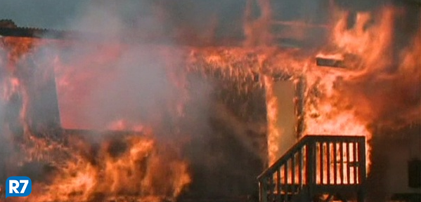 portalR7's tweet photo. Lava incandescente engole casa e avança sobre vilarejo no Havaí http://t.co/t2bOMuWTQ9 http://t.co/R2rVbQp9Ti