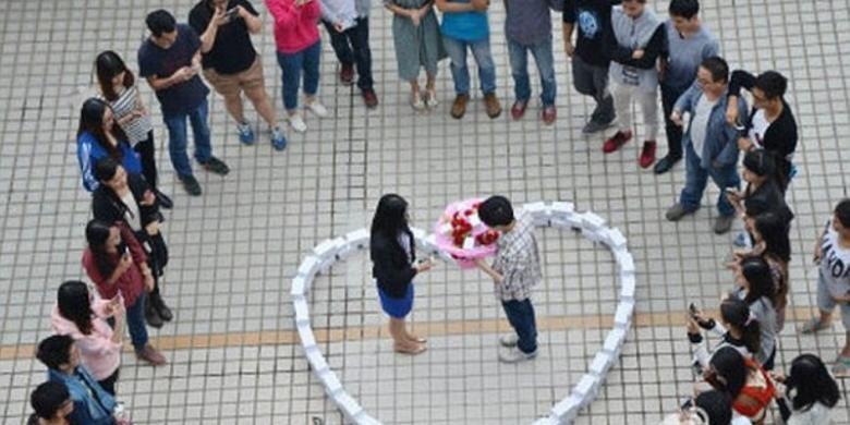 singgihsdc's tweet photo. T.T "@kompascom: Beli 99 iPhone 6 untuk Melamar Kekasihnya, Lamaran Pria Ini Tetap Ditolak  http://t.co/enYDpWD9mA http://t.co/ims5EVhPVz"