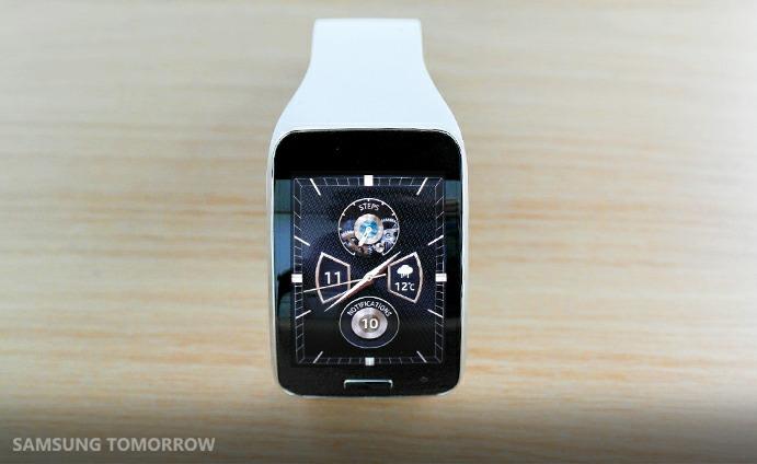 Samsung's tweet image. Look at the beauty that is the #Samsung #GearS. #UnofficialReview bit.ly/1zgPy7H