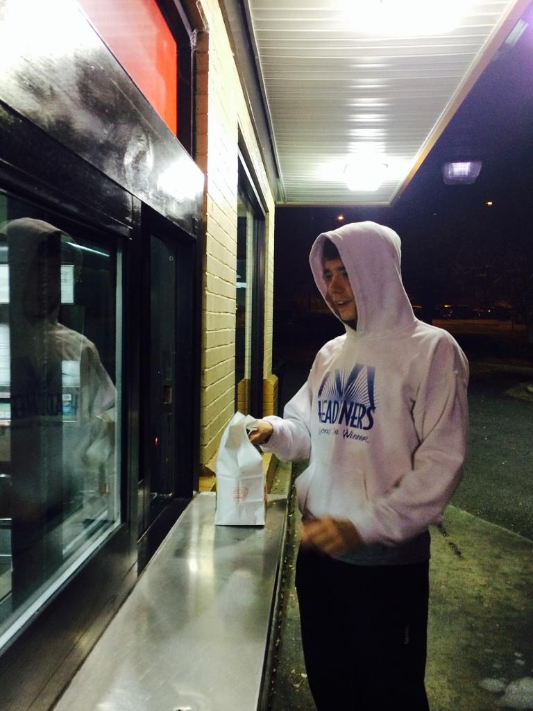 JacqueLeWarne's tweet photo. Walking through the drive thru? #latenightadventures 🍔🍟 http://t.co/4zDeETiPA1