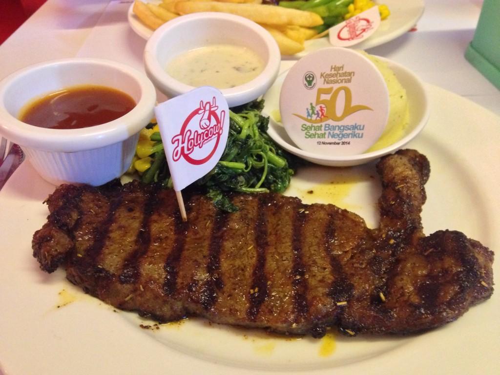 justsendwina's tweet photo. Memperingati Hari Kesehatan Nasional yu kita ke @steakholycow biar Sehat Bangsaku Sehat Negeriku...@isfaizah http://t.co/agYXmxTm7s