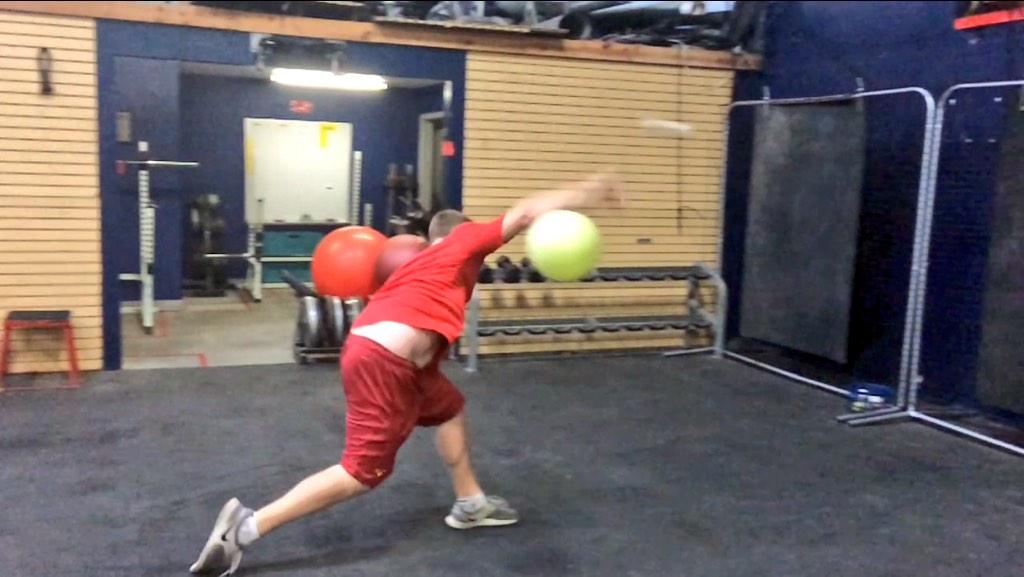 EliteVelocity's tweet photo. Pulldowns w/ use of connection ball http://t.co/omBJXrdXEm