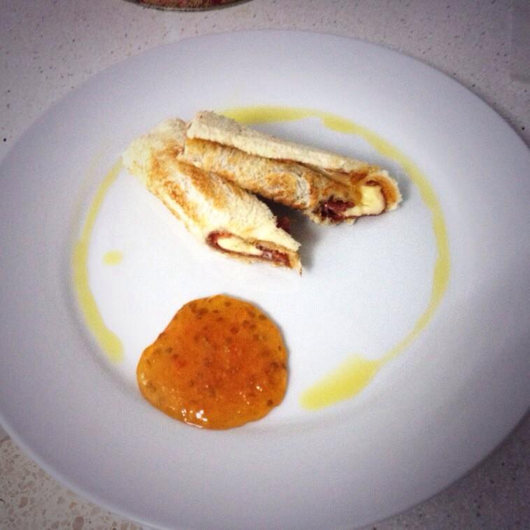 tereteblasi's tweet photo. Mi creación #ChefGranReserva EL ROLLIN LA CRUZ.Pan,mermelada d tomate,jamón,queso brie,1toque d aceite @CruzcampoGR http://t.co/hxVI98j4rA