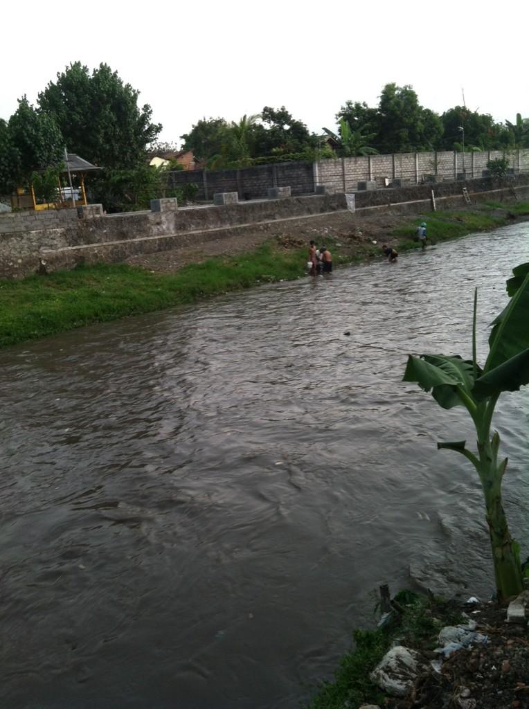 helerentaljogja's tweet image. #kalicode banyak memberi berkah untuk masyarakat di sekitarnya pasca hujan tadi sedikit banjir #info #jogja