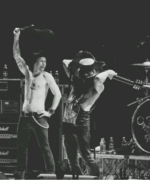 GNRfannocose's tweet photo. Slash che vuole ammazzare Myles perchè è geloso della sua pancia piatta 
( povero panzone :c ) http://t.co/FHQgsgJMWy