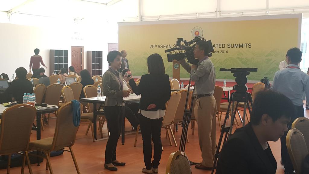 Puijinta's tweet photo. สื่อต่างๆ เริ่มสัมภาษณ์กันเอง @Nattha_ThaiPBS #25thASEANSummit http://t.co/IDVeGDDD7m