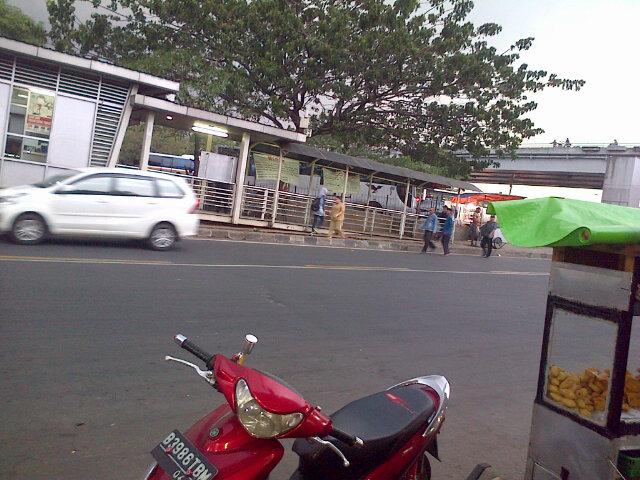 aclok88's tweet photo. Pasar Rebo mendung. http://t.co/UXZVfqkSoH