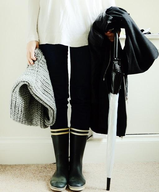 Stela_RP's tweet photo. Kit for a #rainingday . #outfit #fashion @aigleboots http://t.co/vngr4j6co6