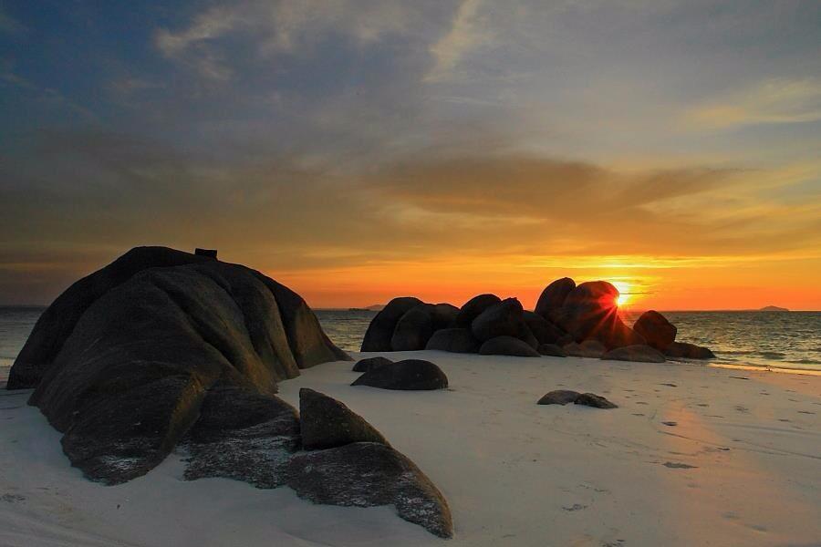 PulauBangka's tweet photo. ☺ RT @Aristabellaa: Indahnya pantai romodong,belinyu Bangka belitung #visitbabel taken by Edo Martyno http://t.co/PTdhqXREUS" #PulauBangka
