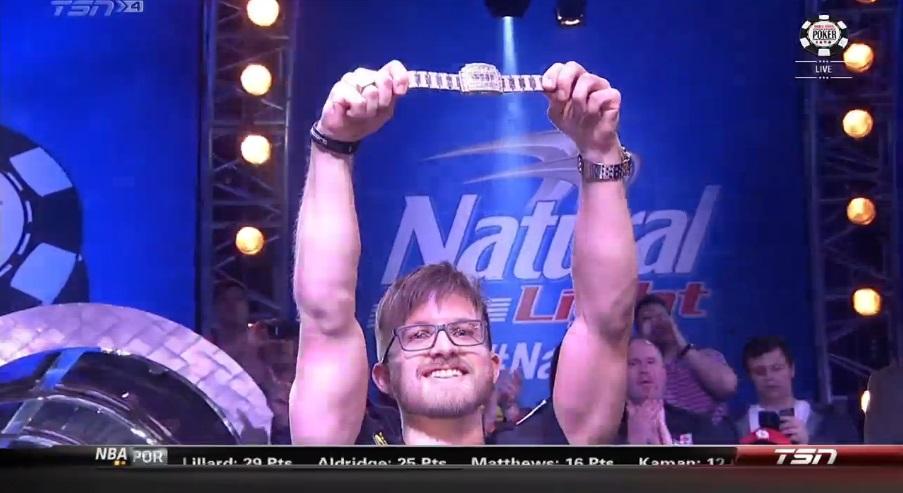 JOAKING_JPG's tweet image. Y el Campeón @Martin_Jacobson levanta su trofeo de 500.000 Dólares! #WSOP #WSOPMainEvent #WSOP2014 @WSOP