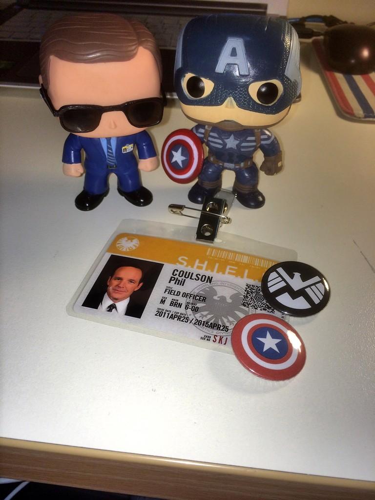 YoukoKylin's tweet photo. Feel happy to stand with Cap？(੭ुˋ•◡•ˊ)੭ु⁾⁾ @clarkgregg http://t.co/W5A9ovM0Ps