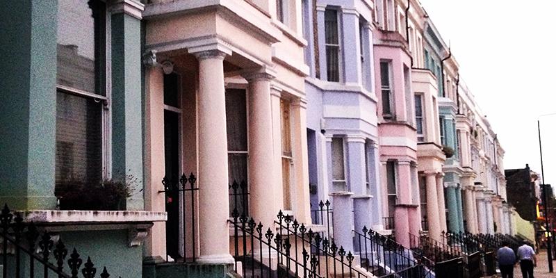 KLM's tweet image. "I only really knew Notting Hill from the film with Julia Roberts and Hugh Grant." klmf.ly/1wRPyeY #KLMblog