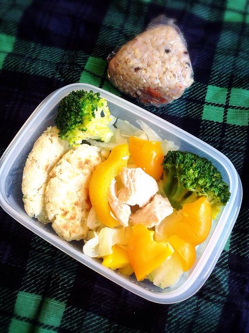 今日はヨガの学校だったので、お昼ご飯は手作り。温野菜メインで、おからのおやき、鶏肉皮なし、玄米雑穀おにぎり。ドレッシングもノンオイルにしてみたよ( &acute; ▽ ` )ﾉダイエットがんばる！！ http://t