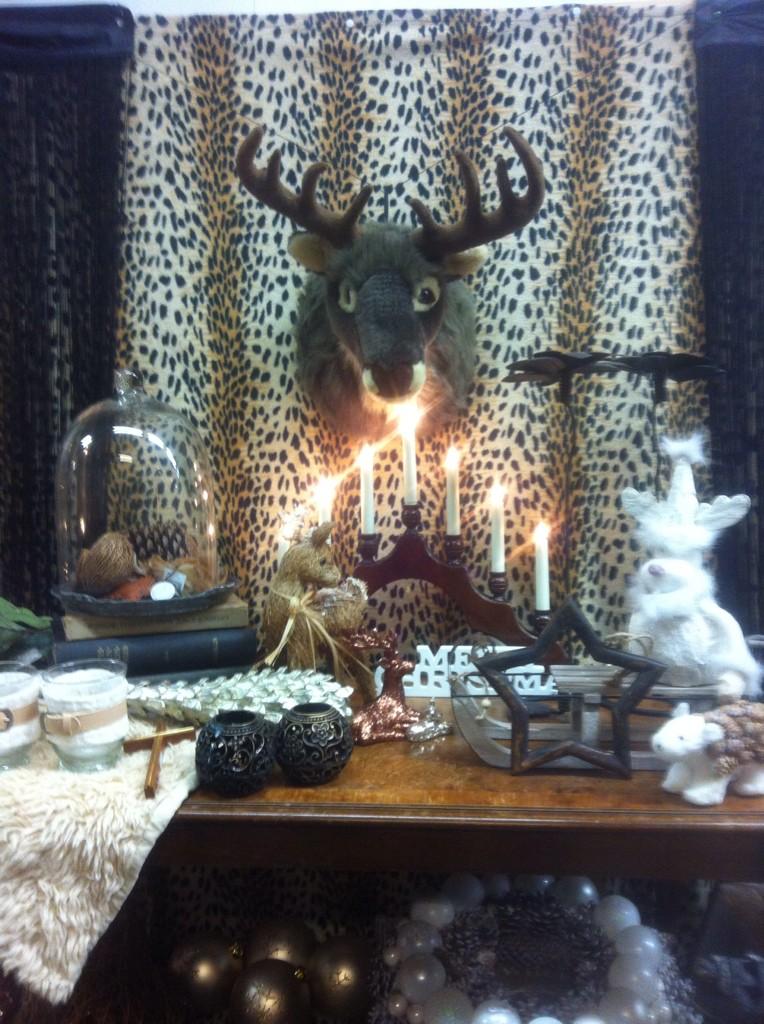 Druk bezig met de voorbereidingen voor de kerstmarkt in de Boelschuur. Vrijdagmiddag en zaterdagmorgen as. RT