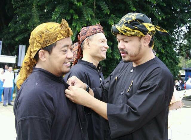 Masihan lencana kanggo PNS nu tos tiasa liren ngarokok 10 taun.