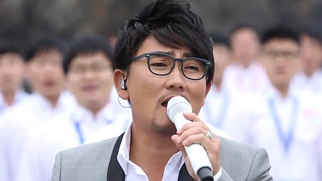 SBS8news's tweet photo. 일본 입국을 거부당한 가수 이승철이 항의의 의미로 지난 8월 독도에서 발표한 노래 '그날에'를 무료 배포하겠다고 밝혔습니다. http://t.co/xMznMoUxr7 http://t.co/CR8xb1cejn