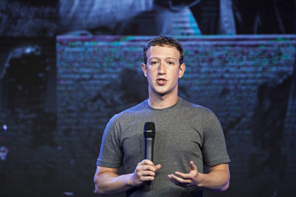 elpais_gente's tweet photo. ¿Por qué el fundador de Facebook viste siempre con la misma camiseta gris?  http://t.co/BhkHzeLwCM http://t.co/ftgAQo8ZsR