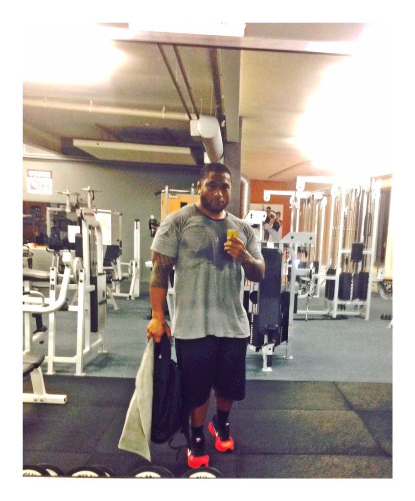 NeemiaTialata's tweet photo. Best way 2get over jet-lag 35+ hours of traveling is a lil #LightWeightSesh @lifestylegymnz #2ndSesh 2day #GymSelfie😂 http://t.co/GeKfTRz1nk