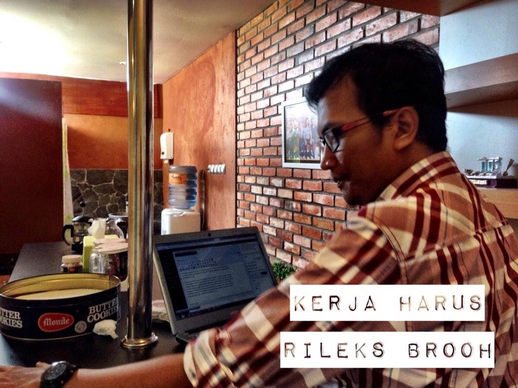mobiggr's tweet photo. Yeah! \o/ “@maliome: Kerja itu senyaman mungkin. prohremer @mobiggr ini nyaman di pantry. Sila dilanjut codingnya. http://t.co/cEm0RAAaP6”