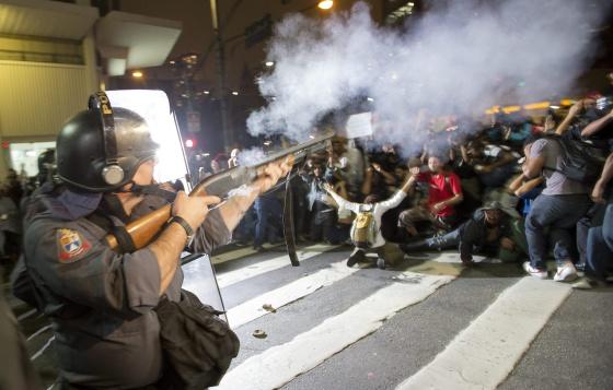 el_pais's tweet photo. La policía de Brasil mata en 5 años más que la de EE UU en 30  http://t.co/wcYptuJV7U http://t.co/BE0LKKMqAK