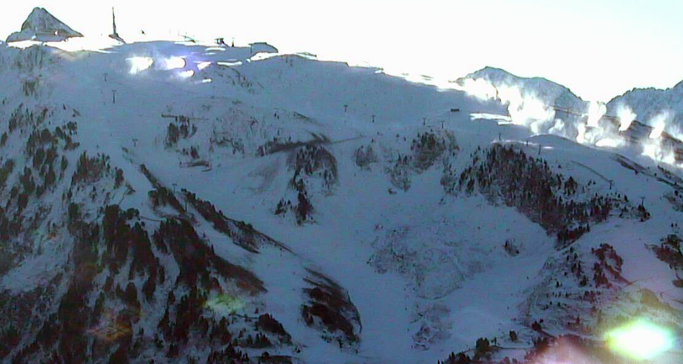 baqueira_beret's tweet photo. Produciendo nieve para #temporada1415 #baqueira50 en #baqueira #beret ¡#invierno en la @Val_dAran! http://t.co/0cBasI5n7D
