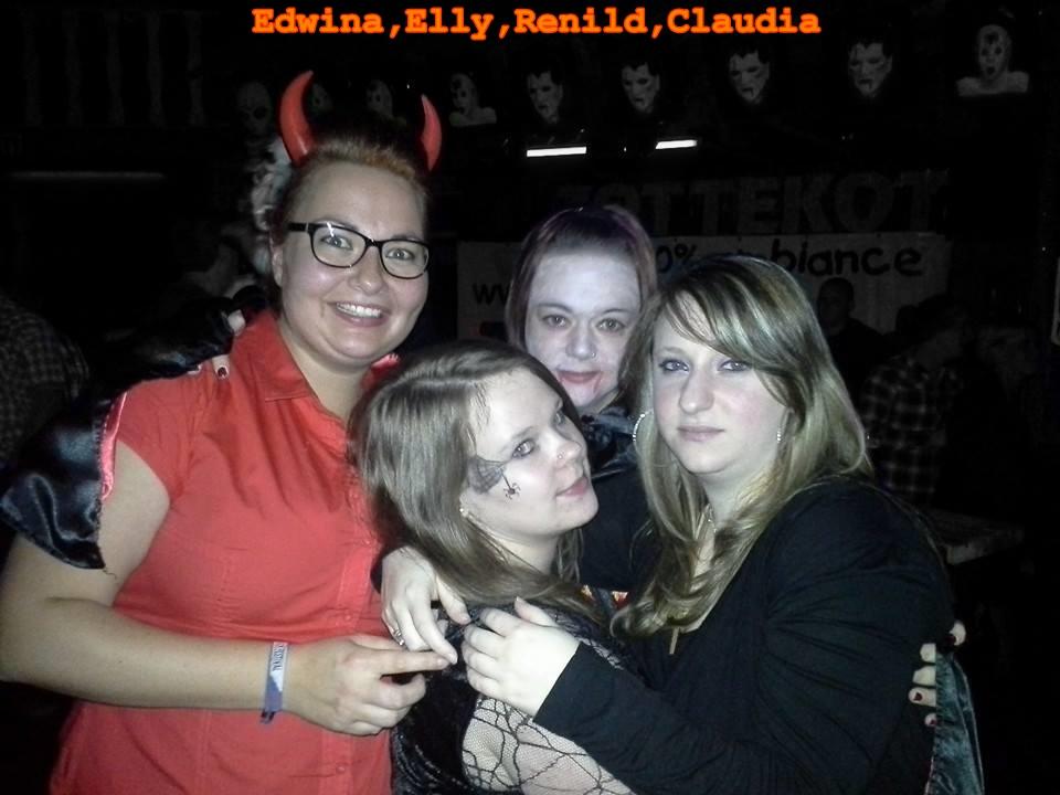 WhenWordsFail_'s tweet photo. Niet zo'n geweldige foto, van een geweldige avond. #Halloween Met 3 meiden waar k' enorm veel van hou! http://t.co/jbTdwVKkPX