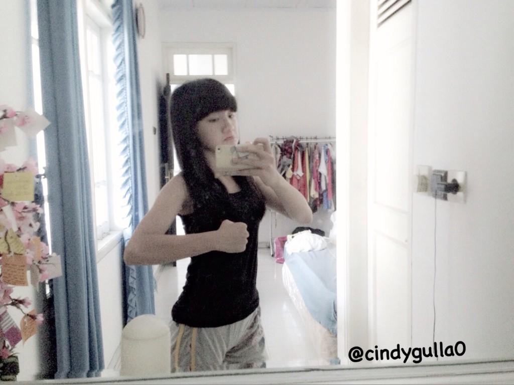 CindyVersYK's tweet photo. cie yg rajin nge-gym skrg :v RT"@Cindygulla0: Wkkw lagi isengg, ceritanya mau pamer otot tapi ototnya lagi ngumpet http://t.co/UQAC6bLBvM"
