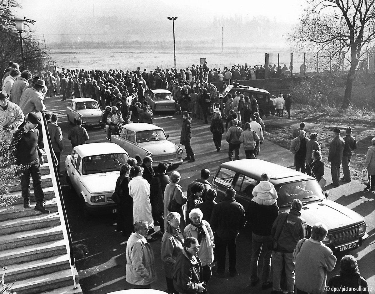 Philippsthal (Hessen): Über den neuen Grenzübergang kommen Trabis und Wartburgs aus der DDR.
