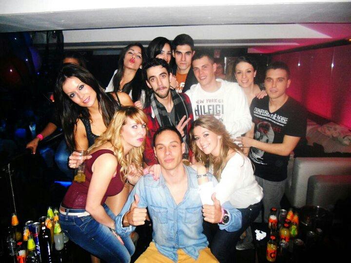 luciiapgarcia's tweet photo. Y mis chavales,aun que faltan porque en una foto dificl que quepamos todos @lospisoss y @OyvGh15 con ellos siempre! http://t.co/7v0BVHS4rT