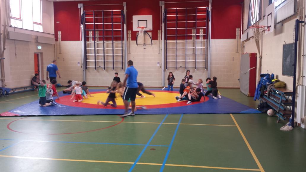 12nieuwe aanmeldingen bij het clubje de lingestraat allemaal kinderen die tim en ik hebben les gegeven op maasplein