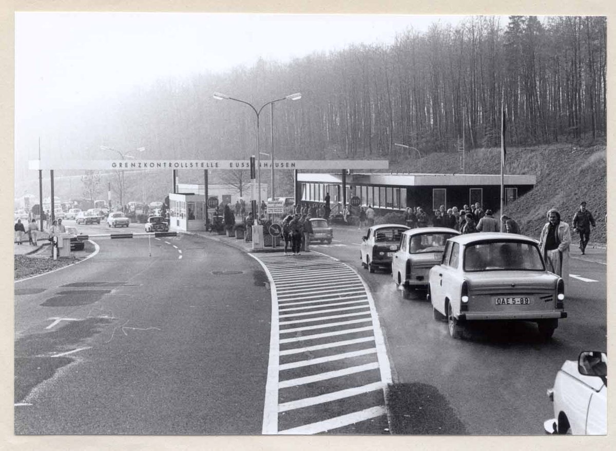 Großer Andrang an kleiner Grenzkontrollstelle: Auch von Henneberg (Thüringen) nach Eußenhausen stauen sich Trabis.