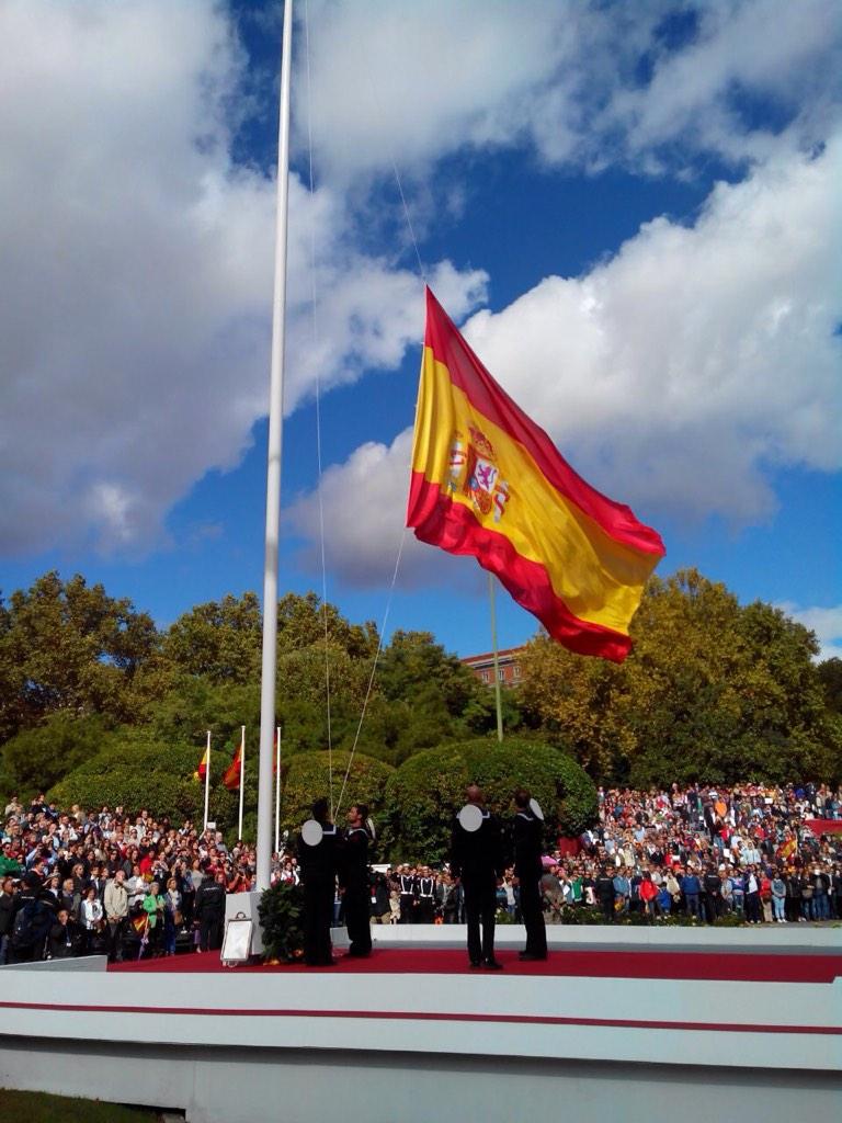 cnacional_'s tweet photo. Tanta bandera de Inglaterra y Estados Unidos cuando la nuestra es la más bonita del mundo #ArribaEspañaSiempre http://t.co/0WFtkViHRW