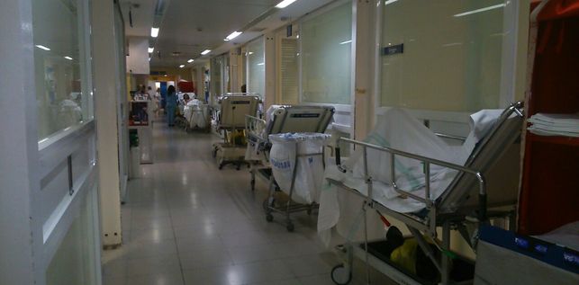 consuegraxx's tweet photo. El pasillo paralelo donde esconden pacientes en el hospital de Toledo  http://t.co/lwHzCO6uyO http://t.co/GvyoAkKV0q