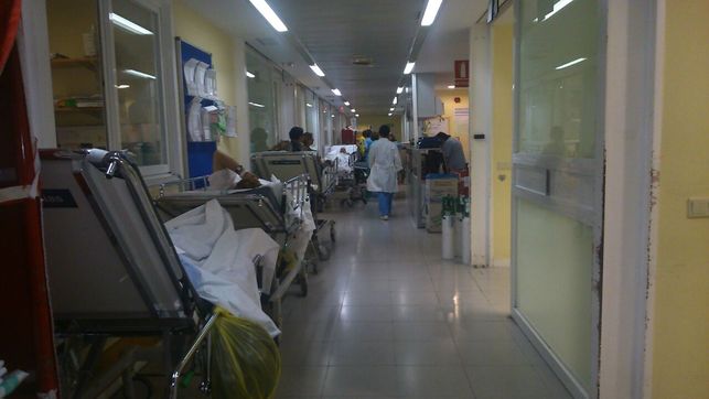consuegraxx's tweet photo. El pasillo paralelo donde esconden pacientes en el hospital de Toledo  http://t.co/lwHzCO6uyO http://t.co/GvyoAkKV0q