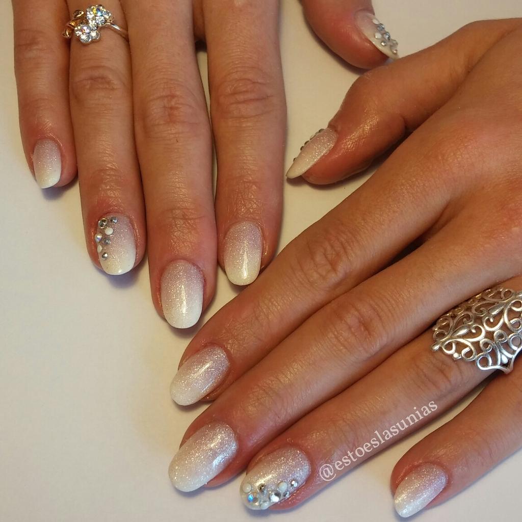 estoeslasunias's tweet photo. Queremos novias audaces!!! 💍👰💅🙈😍 #nails #notd #notpolish #degrade #swarovski #bridenails #Recoleta http://t.co/CtKRZC5p6V