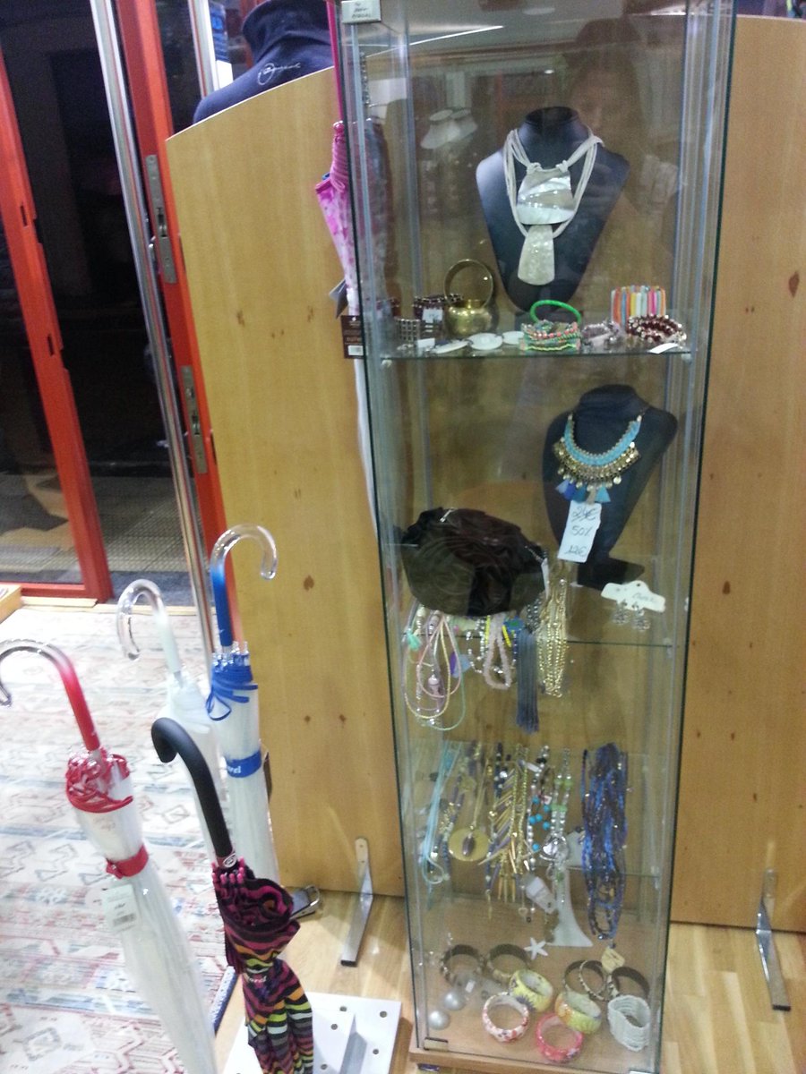 verenamoda's tweet photo. Además de una gran calidad en toda nuestra ropa, contamos con variados complementos, como colgantes, anillos, gorros. http://t.co/bc5kpTJDER