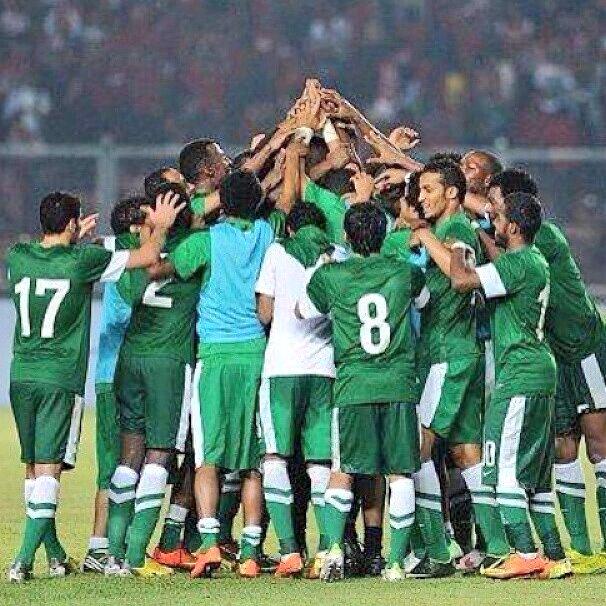 ahlinaFC's tweet photo. #خليجي22
اهلاوي؟
نصراوي؟
هلالي؟
اتحادي؟
يجمعنا سقف الوطن وراية التوحيد
لنترك التعصب ونقول #كلنا_معاك_يالاخضر ❤❤ http://t.co/Fa8uPILvFr