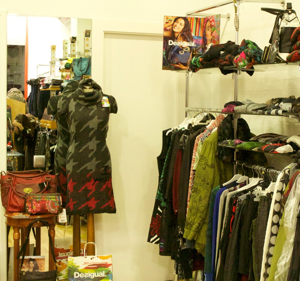 verenamoda's tweet photo. Os presentamos nuestro rincón @Desigual_ES. Único en Burlada @AytoBurlada http://t.co/3yjsOuqAWt