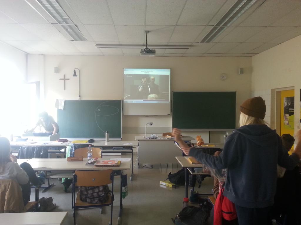 ei4leen's tweet photo. #cometlanding
Watching this in physics class ;)
Greetings from Austria http://t.co/RMovUwl8Av