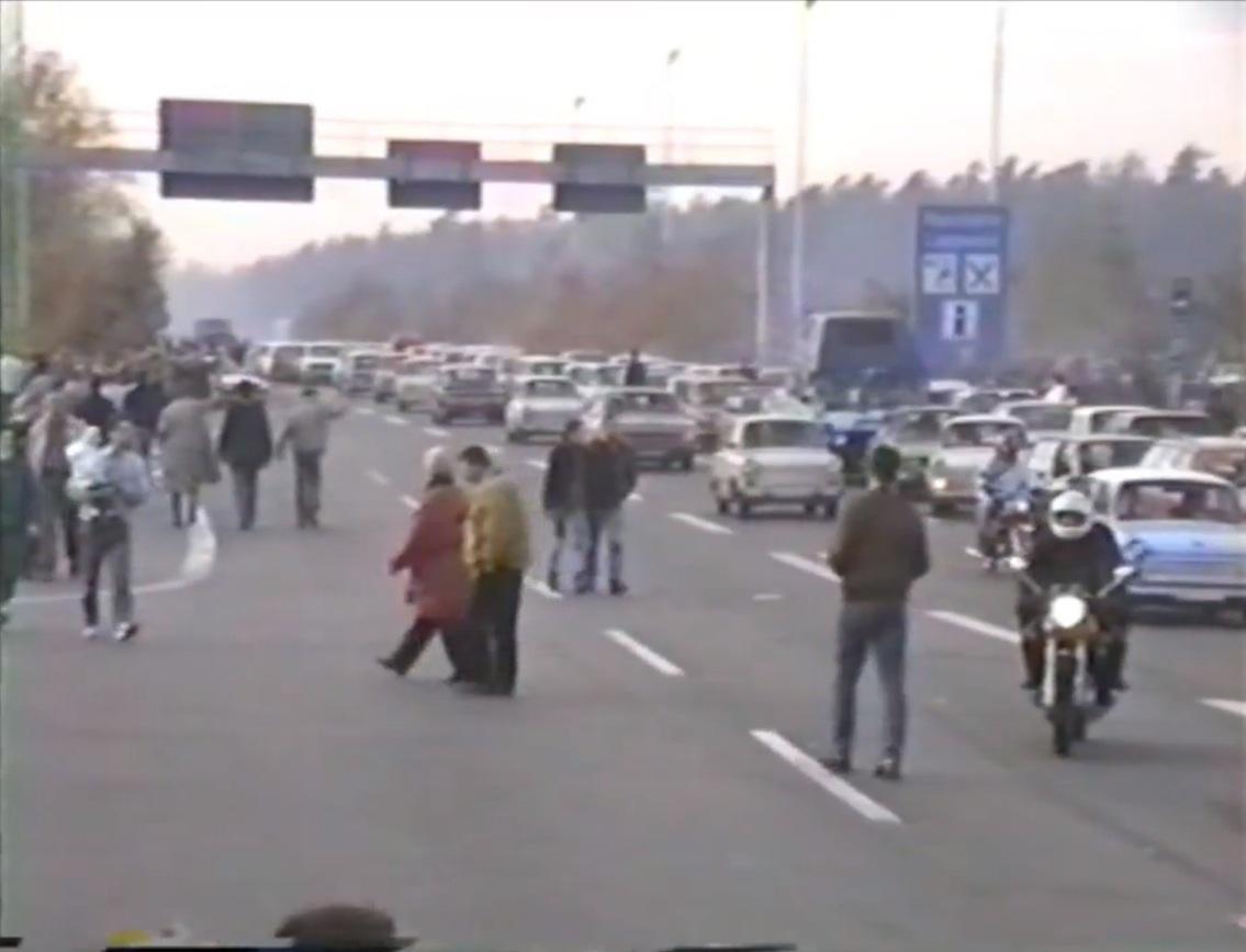 Bis zu 25 Kilometer PKW-Rückstau an den innerdeutschen Grenzübergängen Marienborn, Selmsdorf, Stapelburg und Worbis.